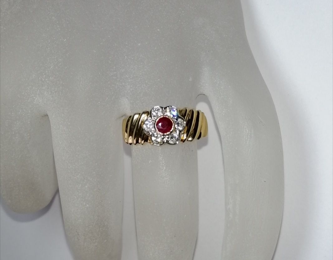 Золотое кольцо с натуральным рубином и бриллиантами 0,36 карат 17,5 мм