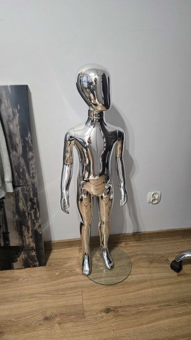 Sprzedam manekiny- srebrne, dziecięce. Cena 350 złotych .