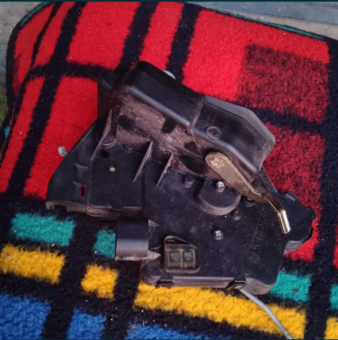 Замок задніх правих дверей на BMW E46