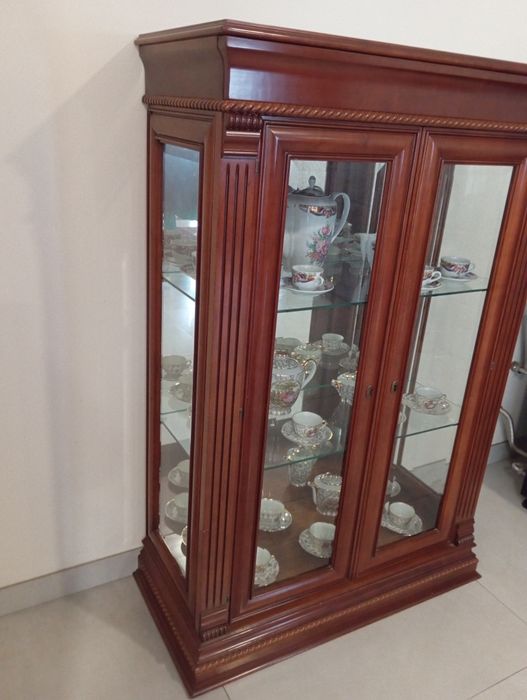 Cristaleira em cerejeira