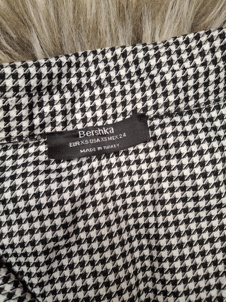 Elegancka sukienka w kratkę z kołnierzykiem Bershka