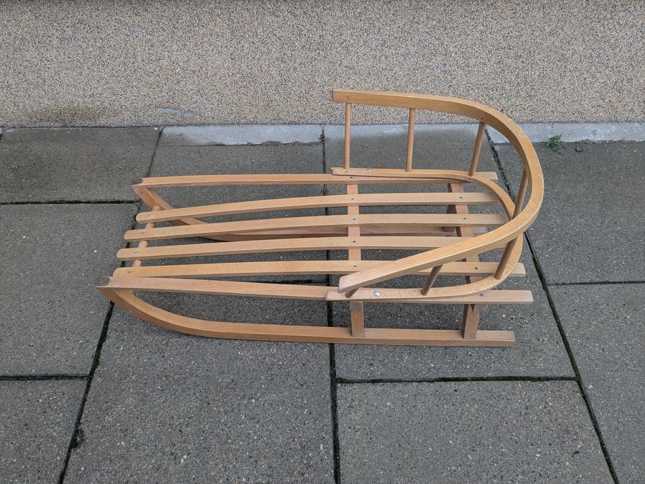 Sanki drewniane z oparciem