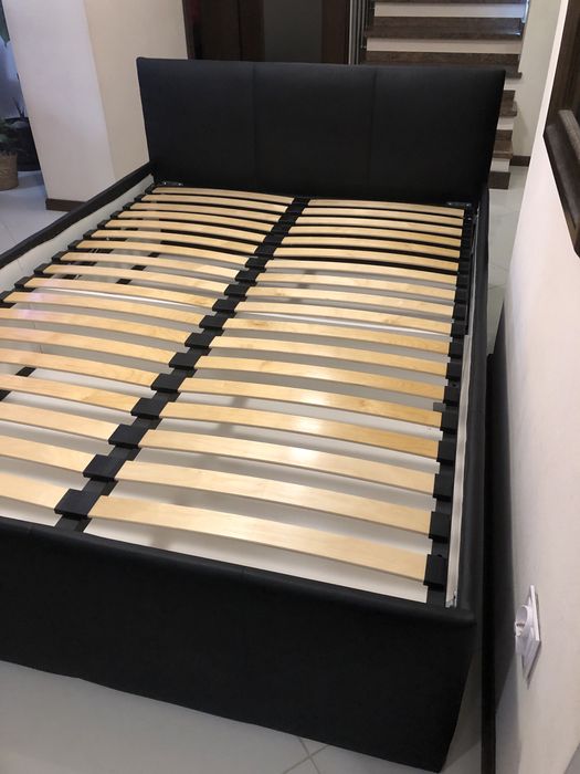 Łóżko tapicerowane z pojemnikiem 140/200