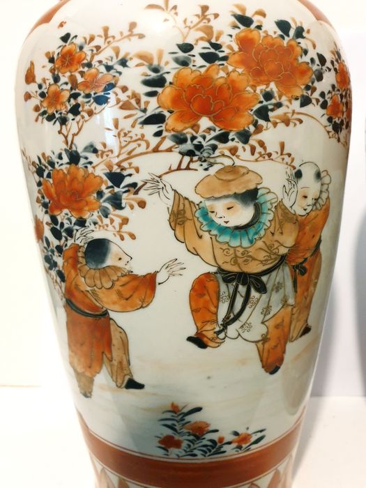 Par de antigas jarras asiáticas em porcelana esmaltada e assinada