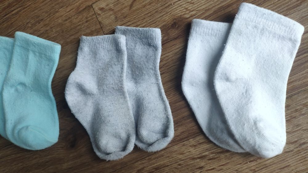 4 pary skarpetek niemowlęcych.