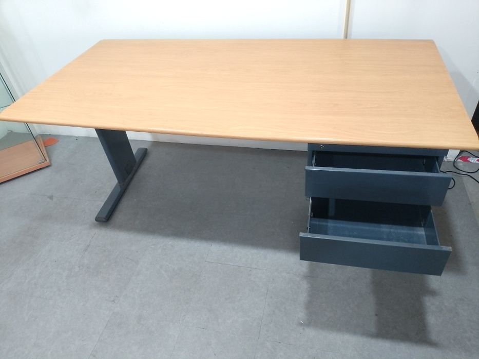 2 cercretarias usados