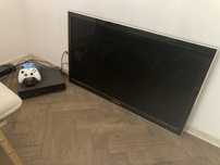 xbox one + telewizor 40" cali + 2 pady + stacja do ladowania