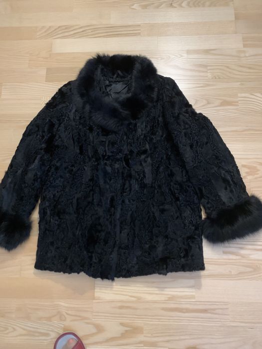 Piękna czarna karakułowa kurtka obszycie lisem.