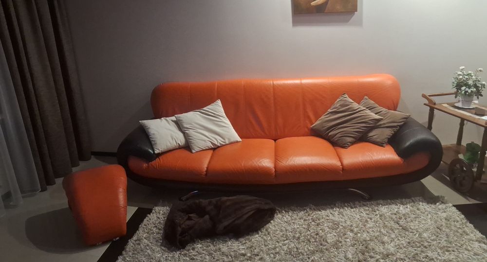 Дивани шкіряні з двох окремих шчастин,пуф у подарок