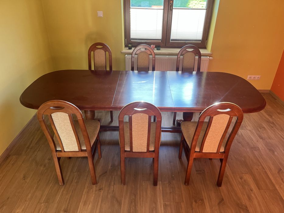 Stół rozkładany z krzesłami.