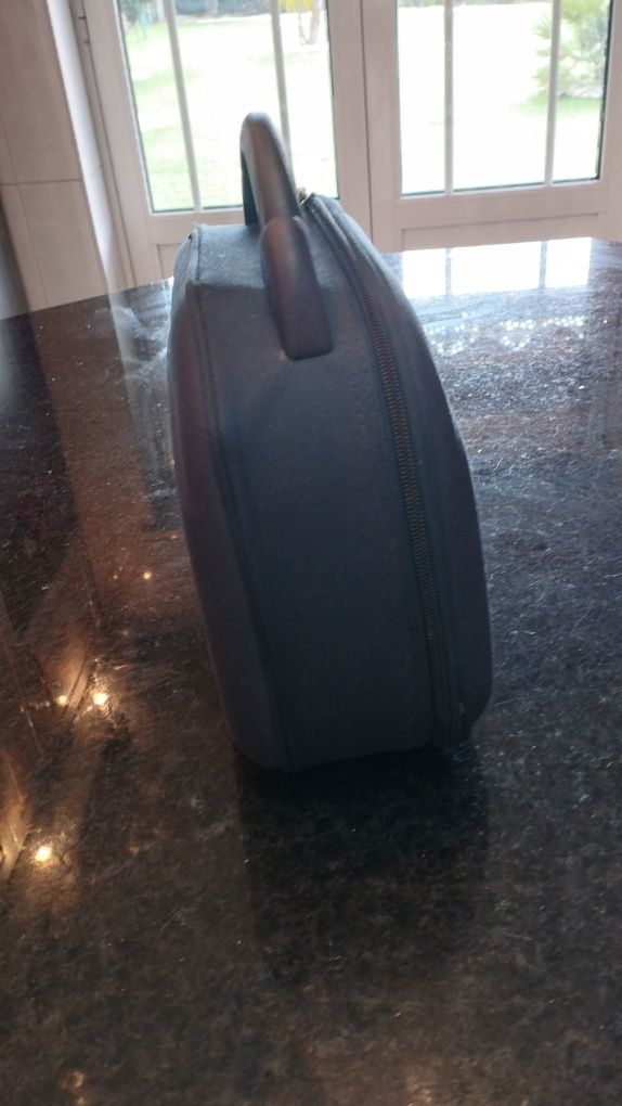 Malinha de viagem com alguns artigos de higiene