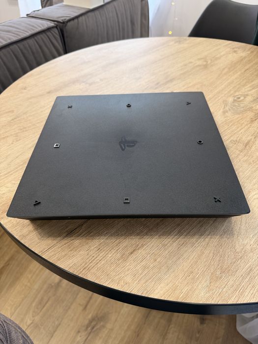 PlayStation 4 Pro 1TB + 3 джойстики + диски