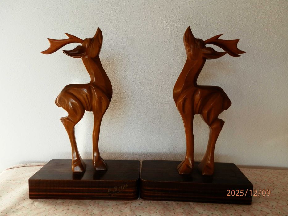 Suportes para Livros  - Sculpidos  assinados  por P. Belys