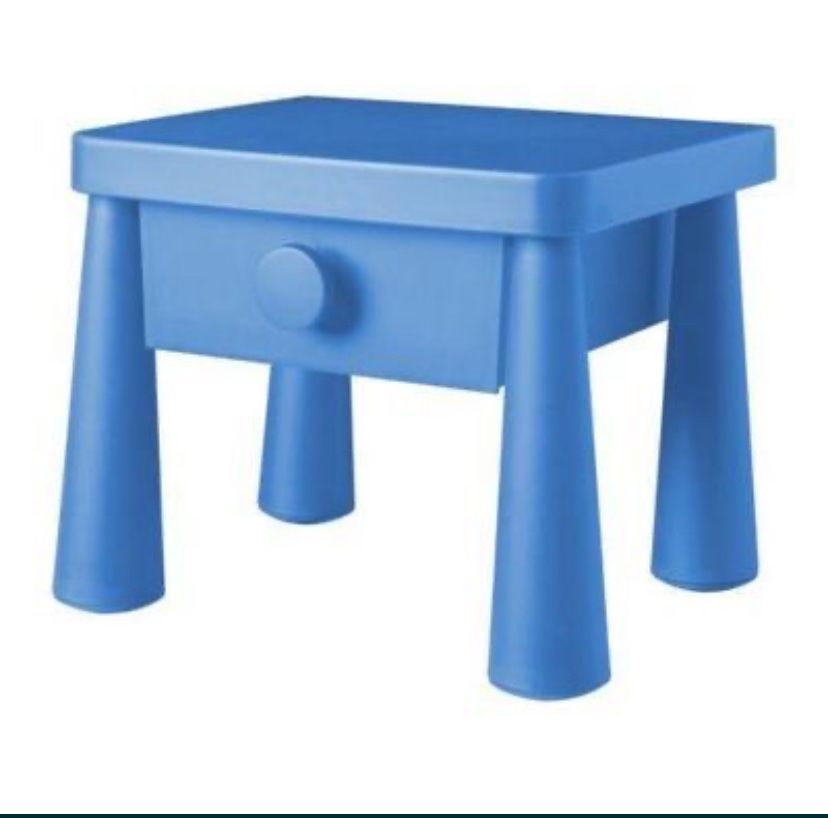 Cama criança+cabeceira+mesa redonda com cadeiras e banco+prateleiras