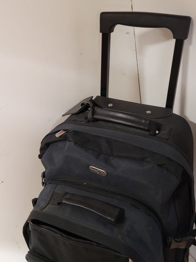 Walizka turystyczna torba Umbro z plecakiem 2w1 na kółkach