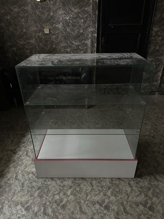 Продам витринну стеклянную !