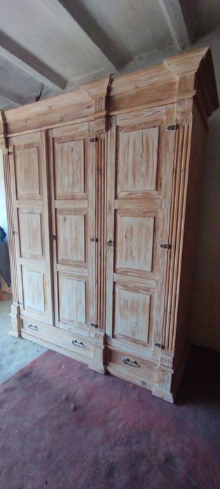 Piękna drewniana szafa.