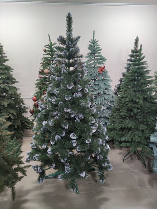 Штучна ялинка з білими кінчиками, засніжена знижка, чорна п'ятниця