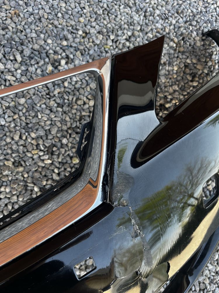 Zderzak przedni Lexus IS250 [2006], z ramka grilla, lekko uszkodzony.