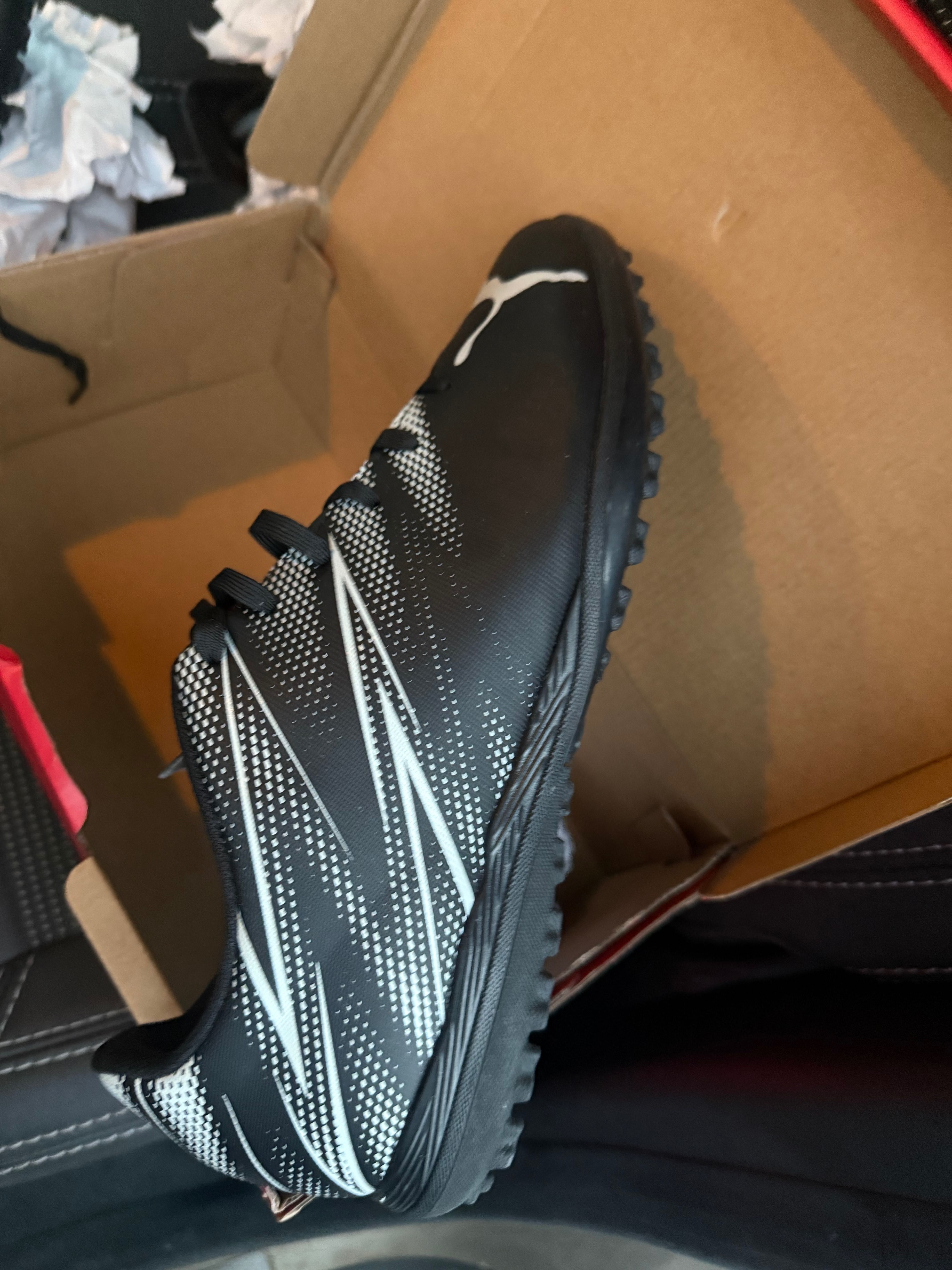 Бутси сороконожки Puma виявись замалі
