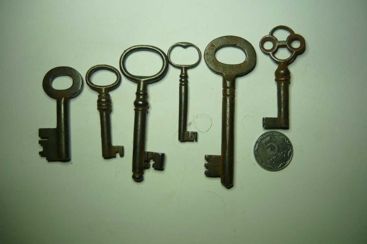 Коллекция ключей конец XIX начало XX века найдены в домах Ленинграда