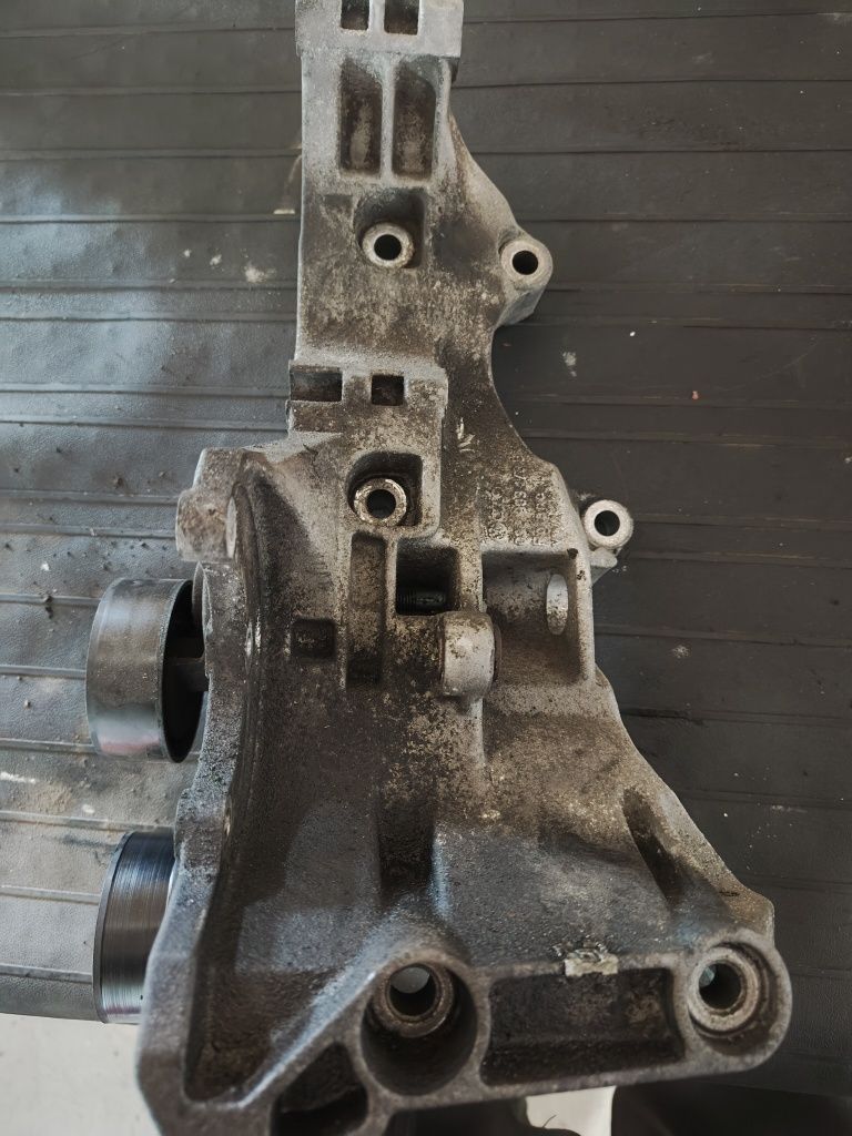 Łapa mocowanie alternatora sprężarki audi A4 b6 b7 1,9 A6 C5 passat B5