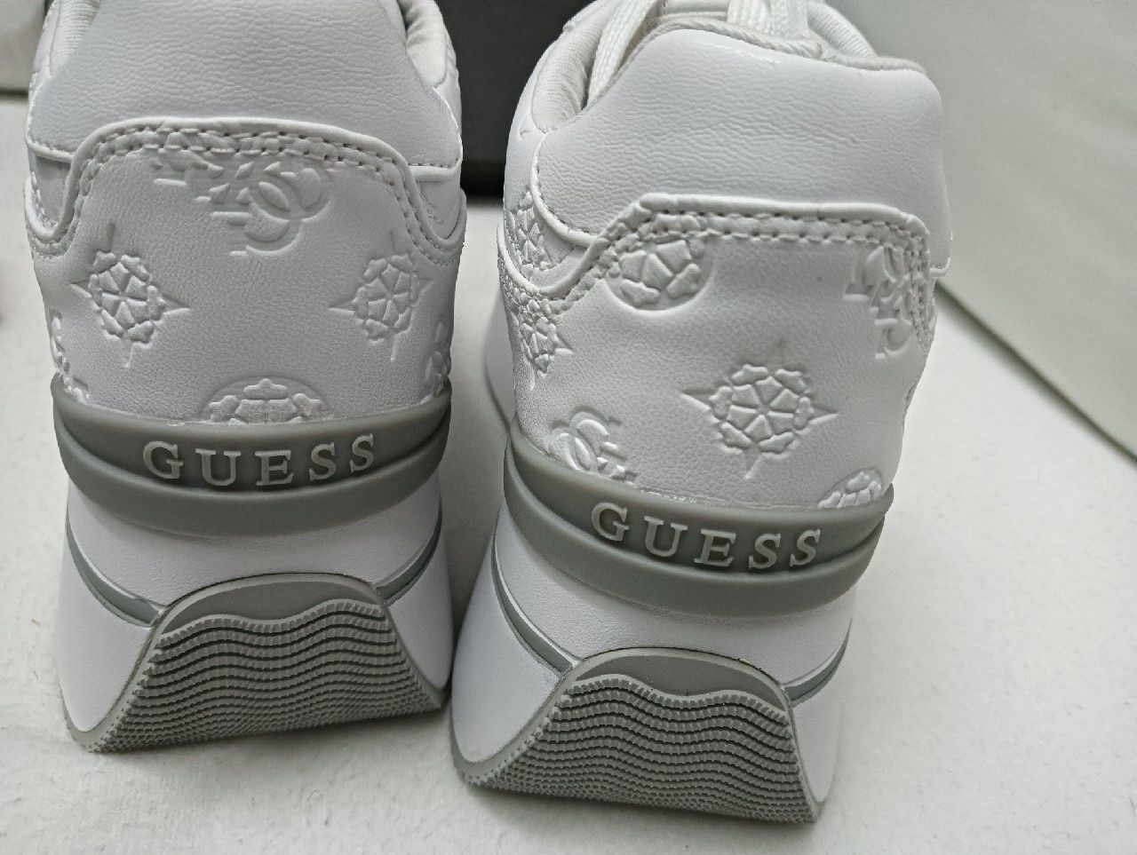 Buty sneakersy Guess 35