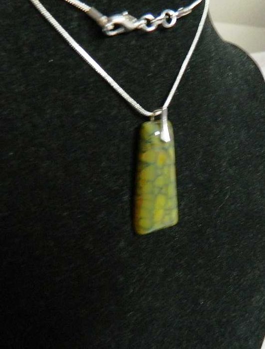 Zielony, pistacjowy agat pajęczy i srebro, wisiorek na łańcuszku