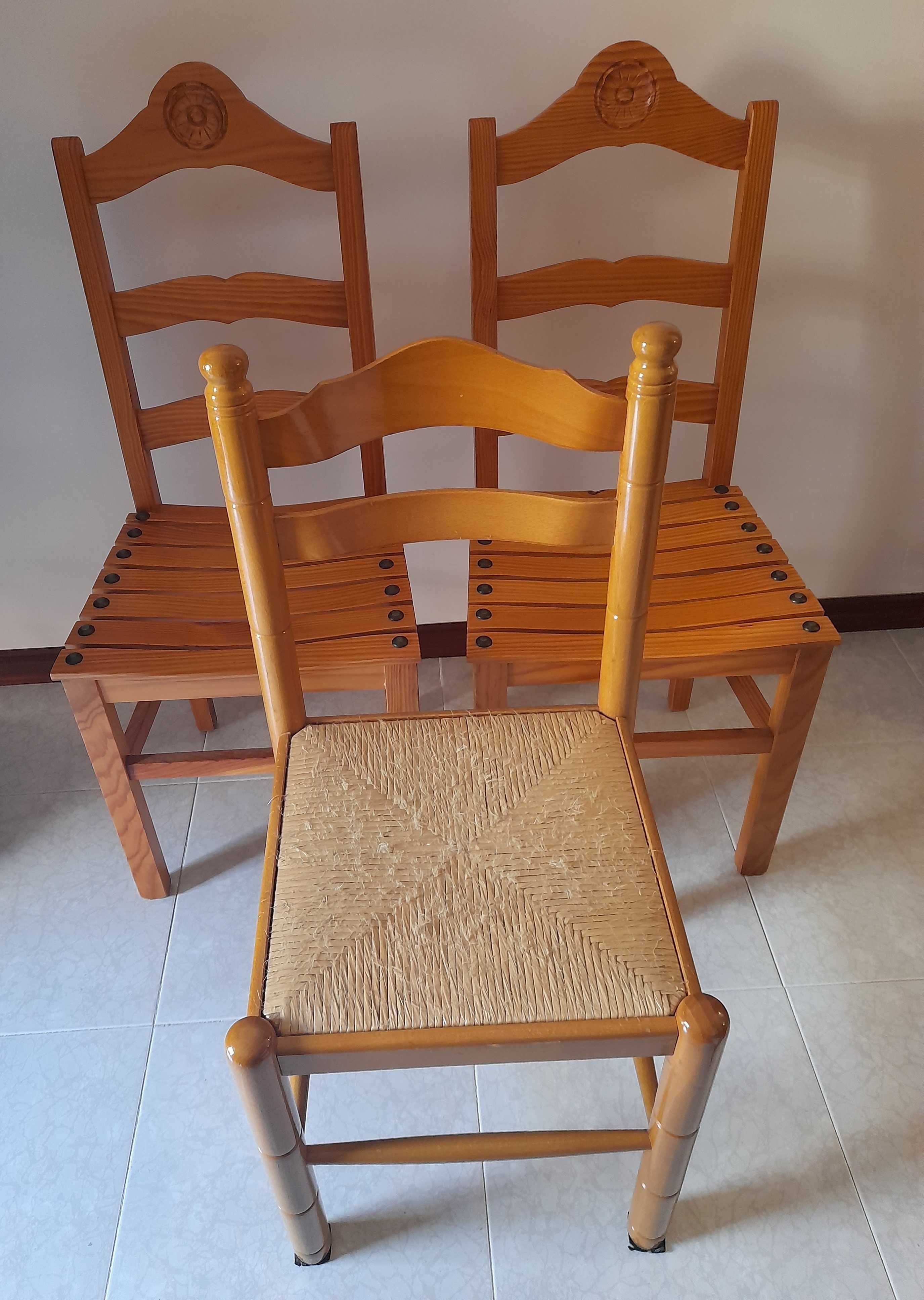 Vendo 3 cadeiras em madeira