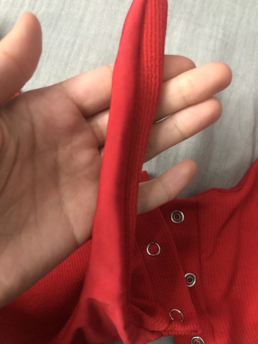 Ліф червоний у рубчик з завязками на кнопках М