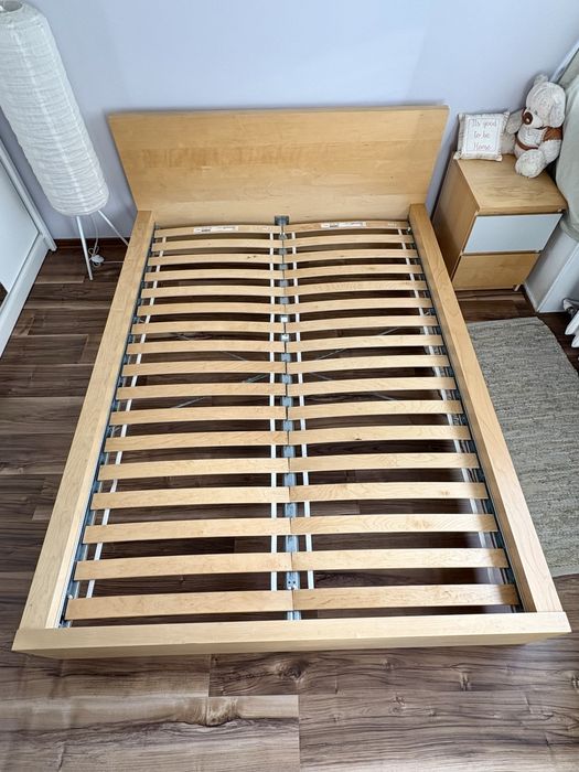 Łóżko 140x200 z materacem i szafka nocna