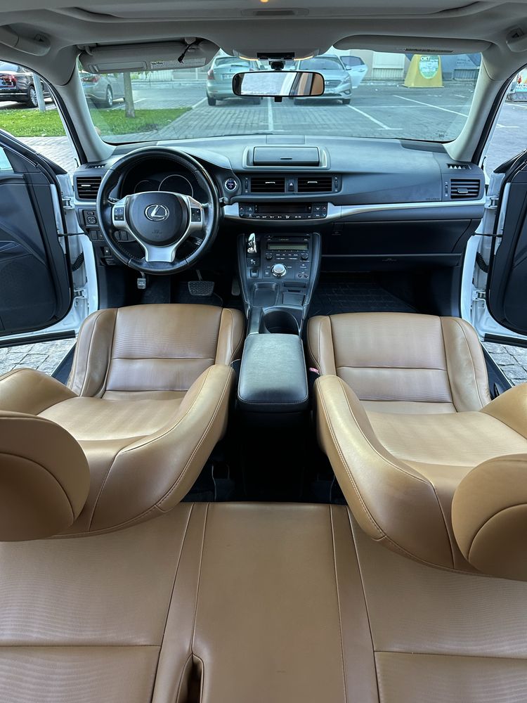 Lexus CT200h 2012 год