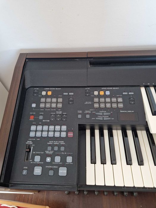 Órgão em optimo estado, 2 teclados