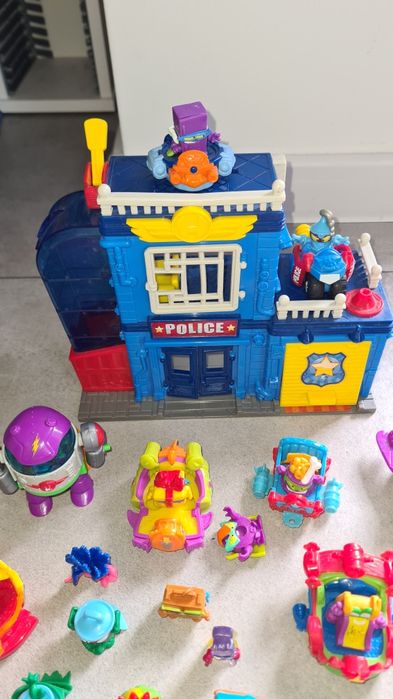 Super Zings Things Posterunek Policji Komisariat, Figurki, pojazdy
