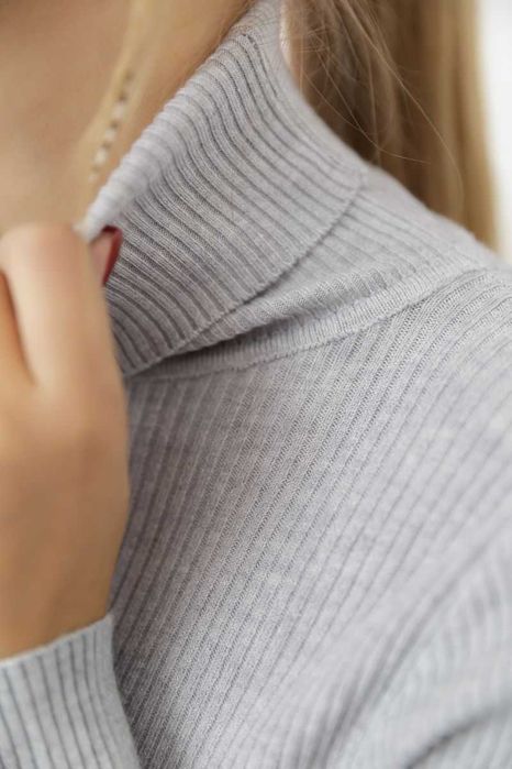 Стильний жіночий гольф у рубчик