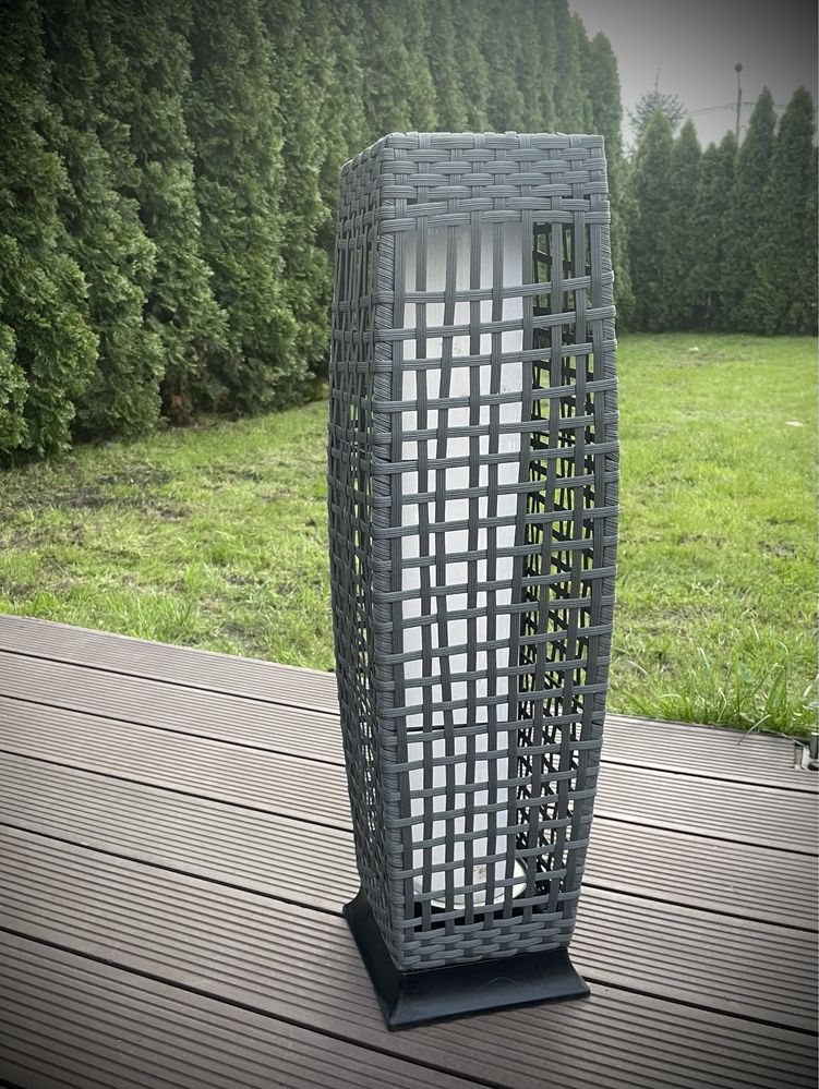 Rattanowa lampka solar popiel 19,5 x 19,5 x 68 cm PATIO