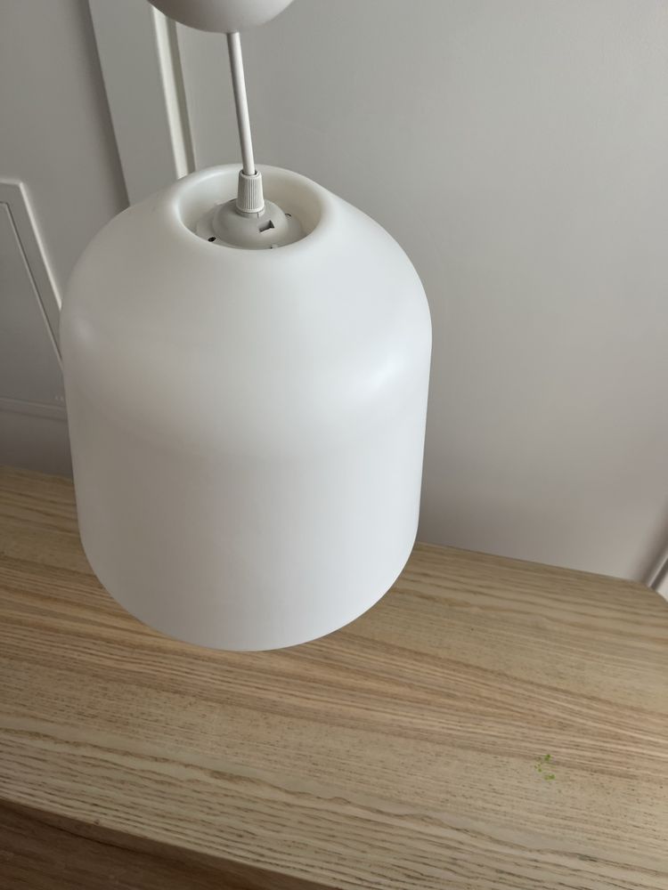 Candeeiro branco plastico