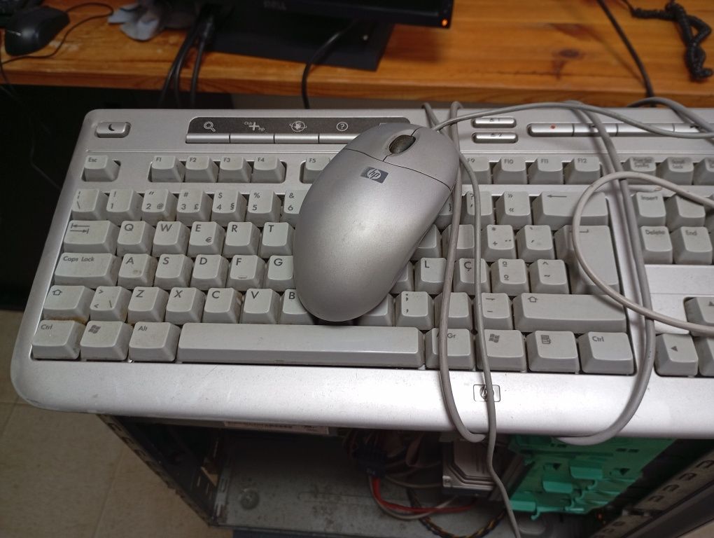 PC HP Pavilion com teclado e rato