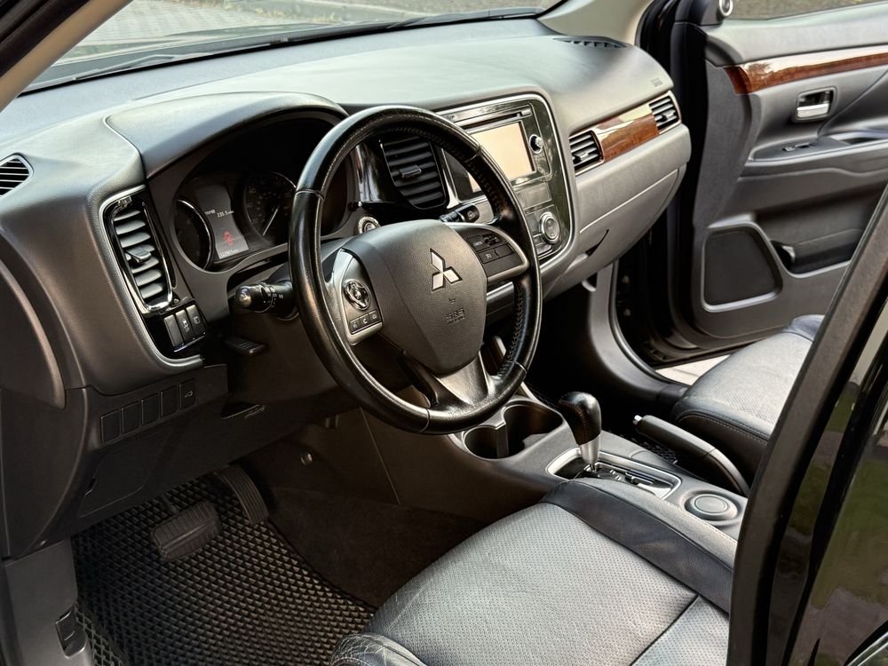 Mitsubishi Outlander 2013 г 2.4 бензин