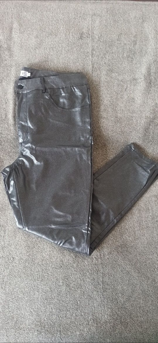 Srebrne brokatowe z metalicznym połyskiem spodnie damskie slim fit VRS