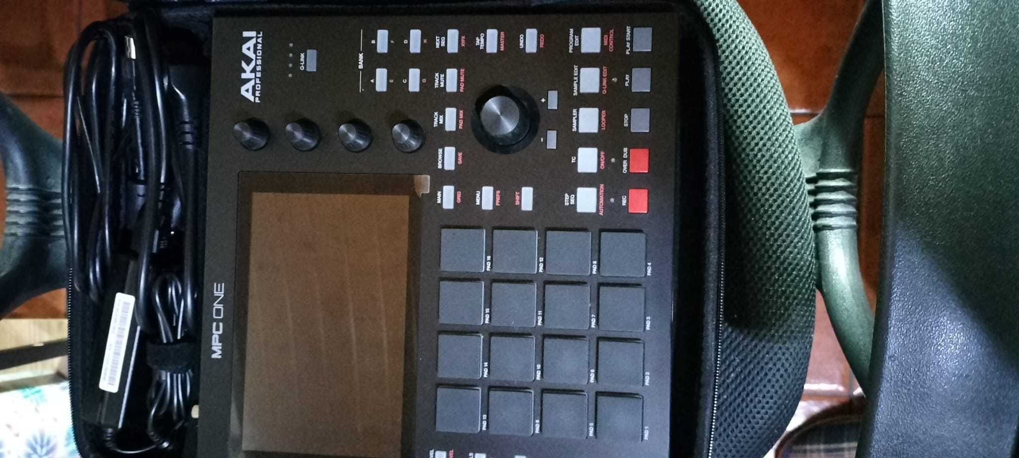 AKAI MPC ONE - Sem uso + case UDG