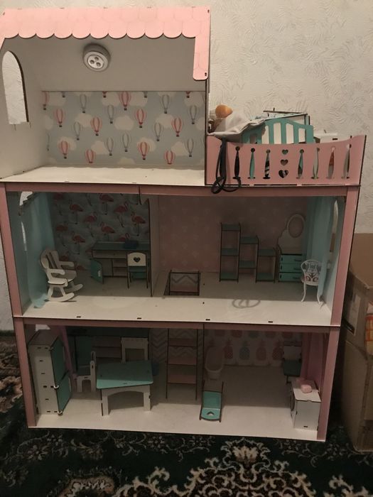 Продам ляльковий будинок для Барбі