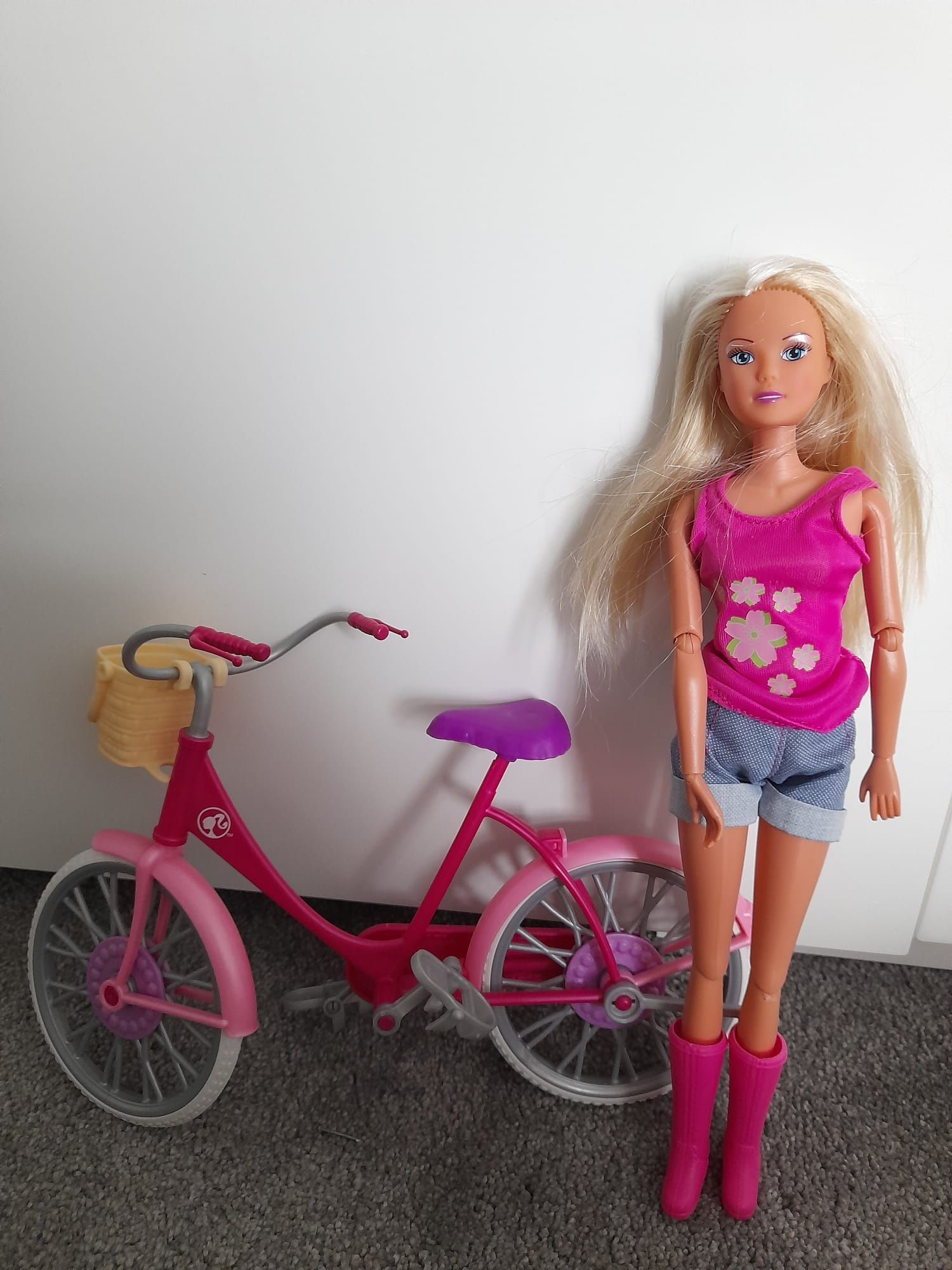 Lalka Barbie w zestawie z rowerem