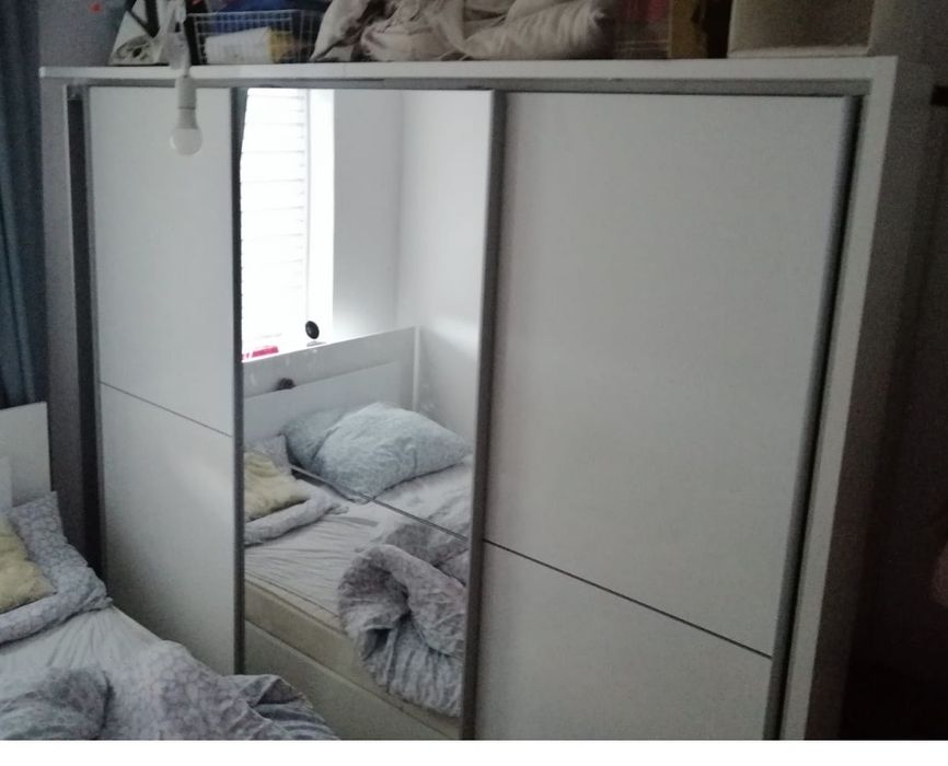 Szafa z oświetleniem LED. Duza. Pojemna.