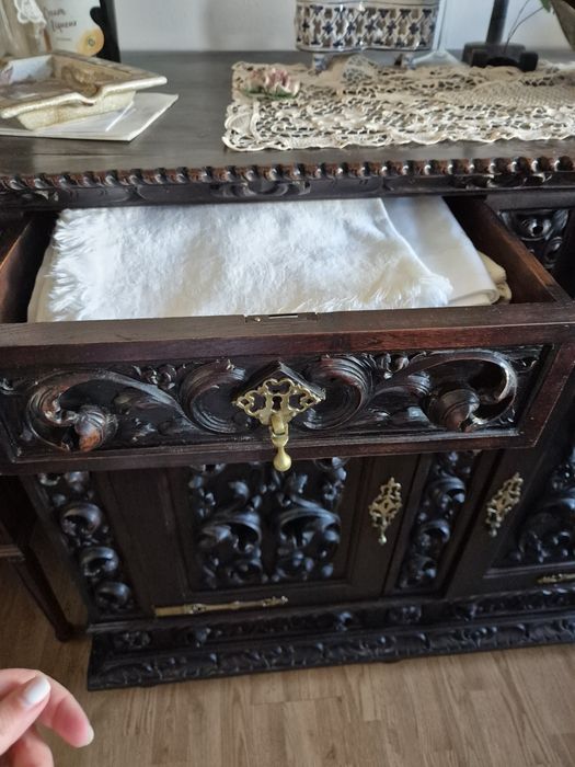 Aparador antigo em madeira maciça entalhada