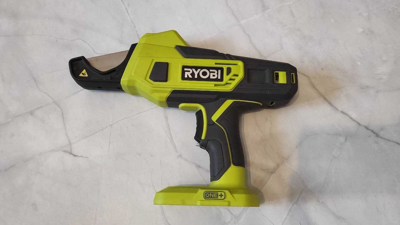 Аккумуляторный резак RYOBI P593 для труб ПВХ, ППР, PEX
