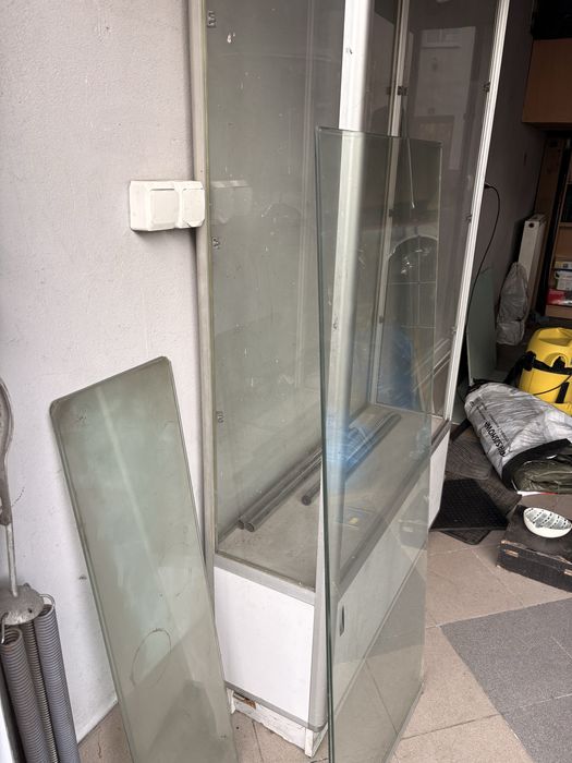 Regal sklepowy zamykany podswirtlany