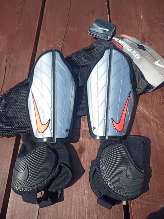 Ochraniacze piłkarskie nagolenniki chłopięce Nike i nerką w zestawie