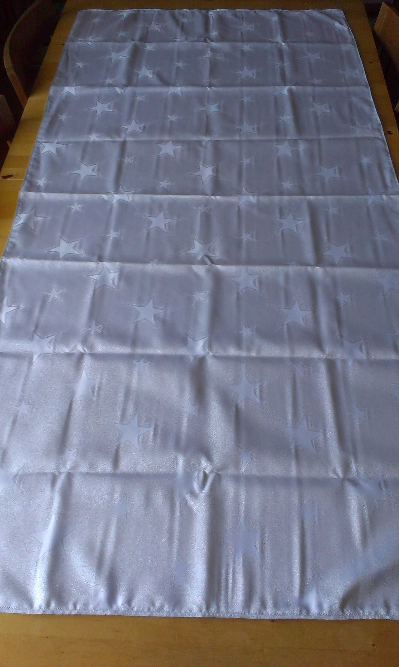 Biały świąteczny obrus w gwiazdki 90cm x 180cm