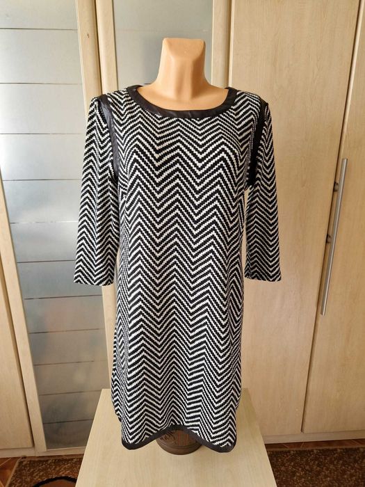 Sukienka SWEET MISS L/XL – czarno-biała, wzór zygzak